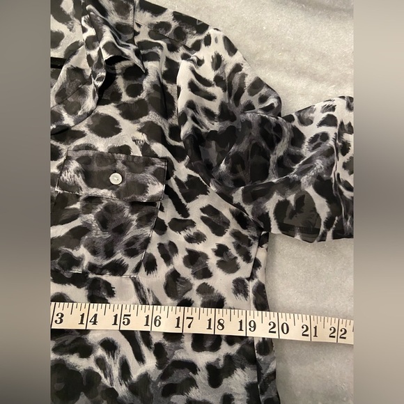 Ambiance Apparel Size M 3/4 Tab Sleeve Sheer Button Down Snow Leopard Print Top - Picture 11 of 12
